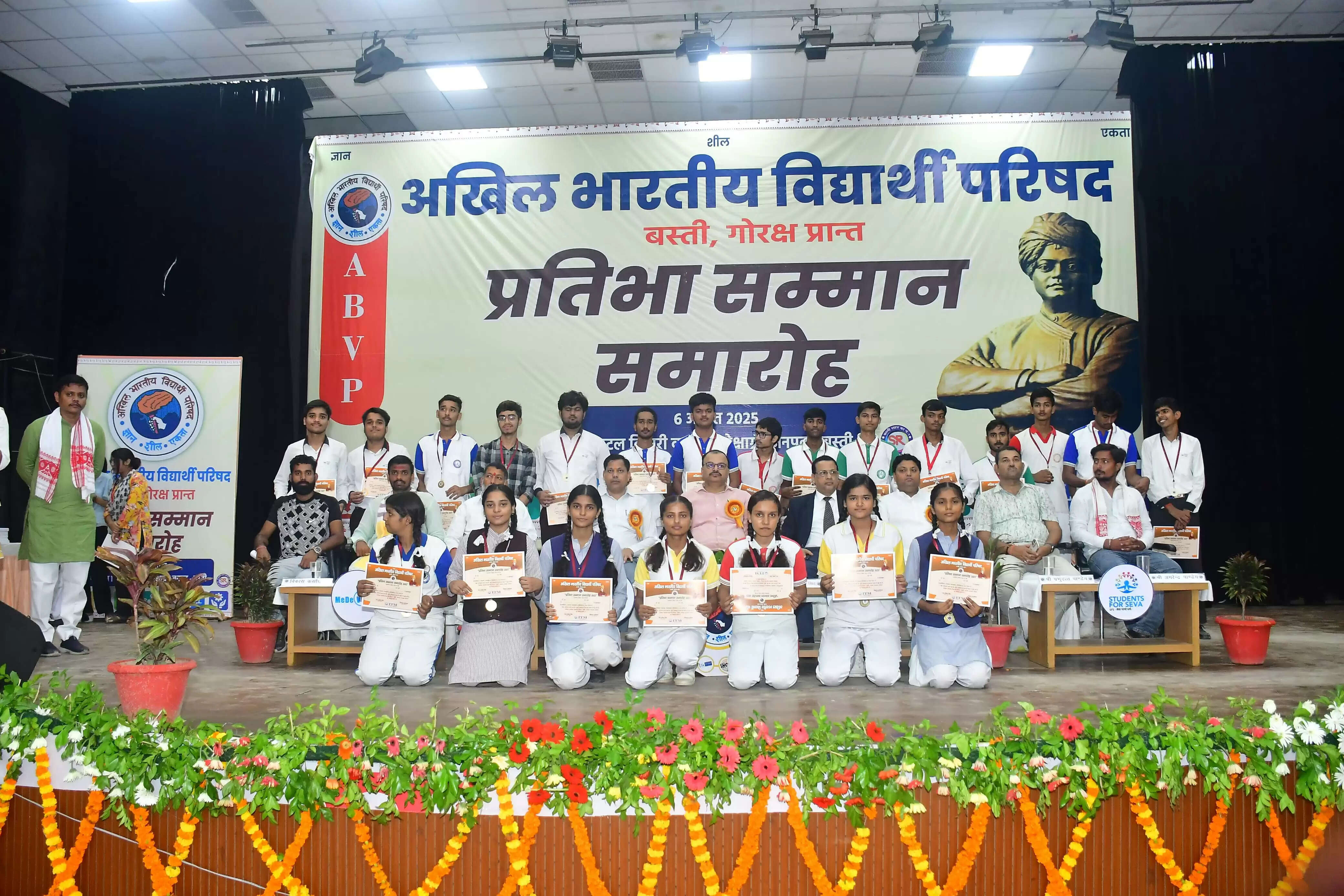 उत्तर प्रदेश के मंत्री ने स्कूल में बिताए 15 घंटे, 1000 छात्रों को किया सम्मानित
