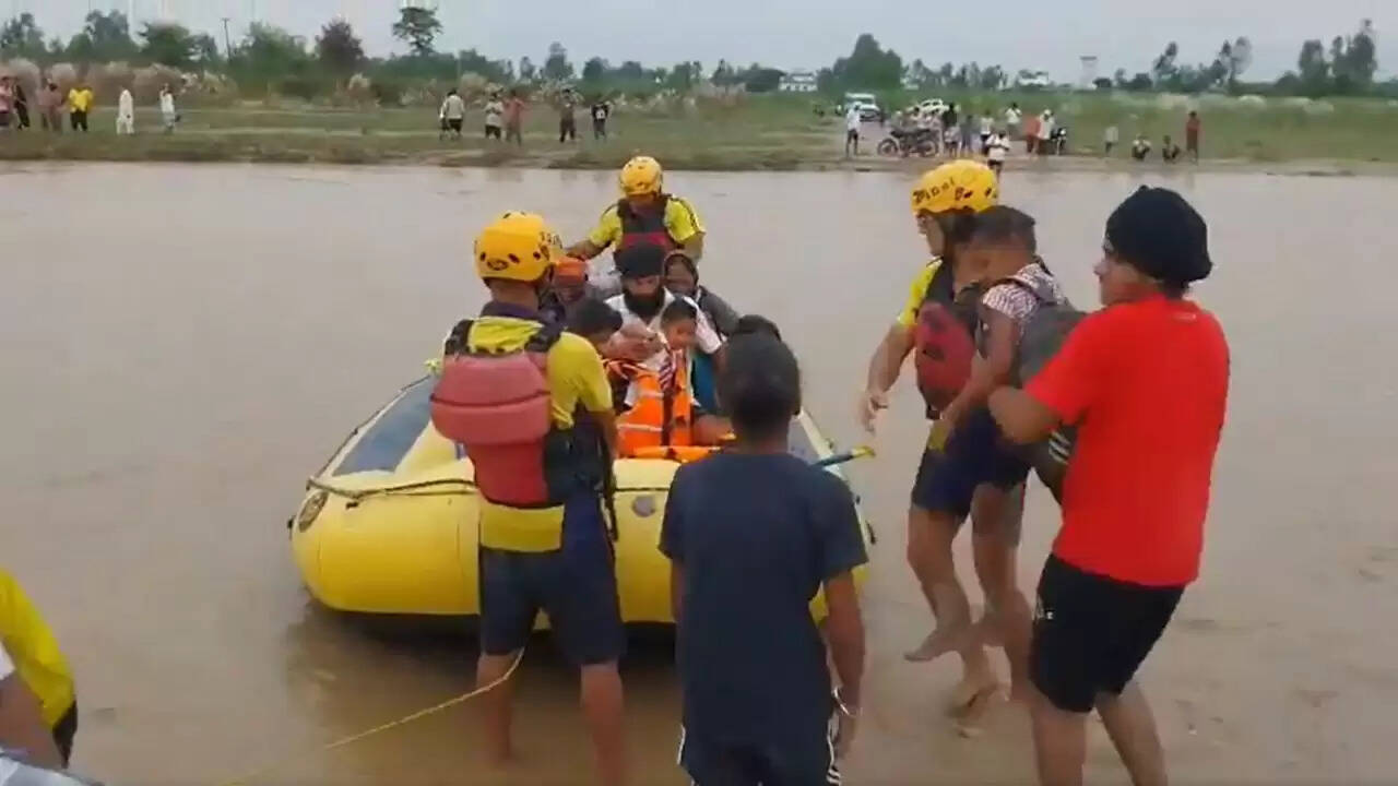 उत्तराखंड में SDRF ने बचाई 34 लोगों की जान, मुख्यमंत्री ने दिए राहत कार्यों के निर्देश