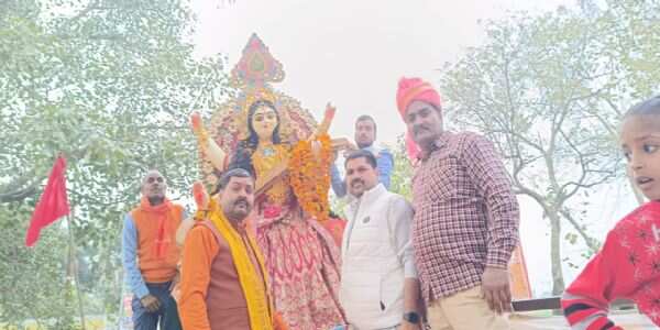 विश्व हिंदू परिषद के पदाधिकारियों ने झांकियों के साथ निकाली कलश यात्रा