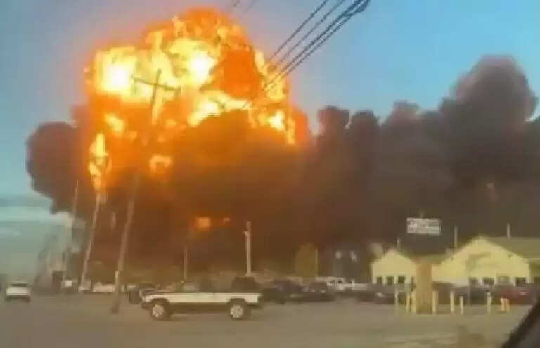 अमेरिका में मालवाहक विमान दुर्घटना: तीन की मौत, 11 घायल