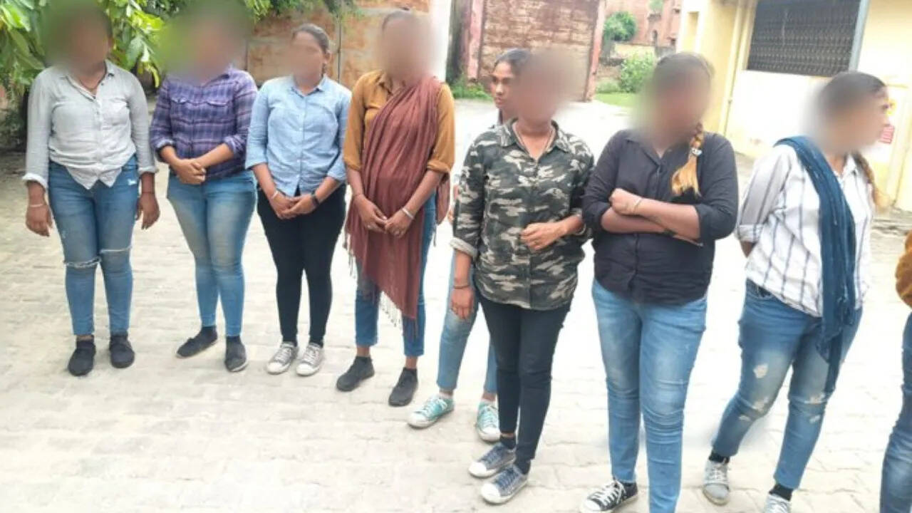 बरेली में जींस और टी-शर्ट पहने लड़कियों की भीख मांगने की अजीब घटना