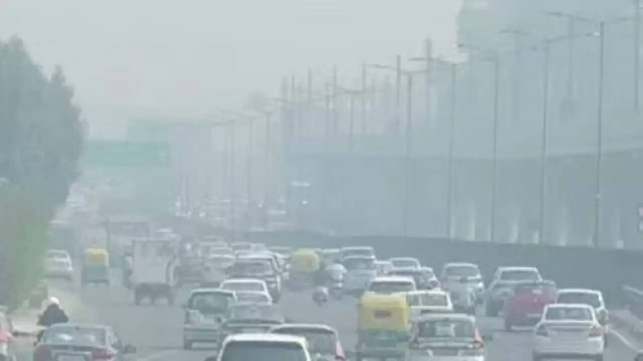 दिल्ली में दिवाली पर वायु प्रदूषण: पिछले साल से बेहतर लेकिन स्थिति गंभीर