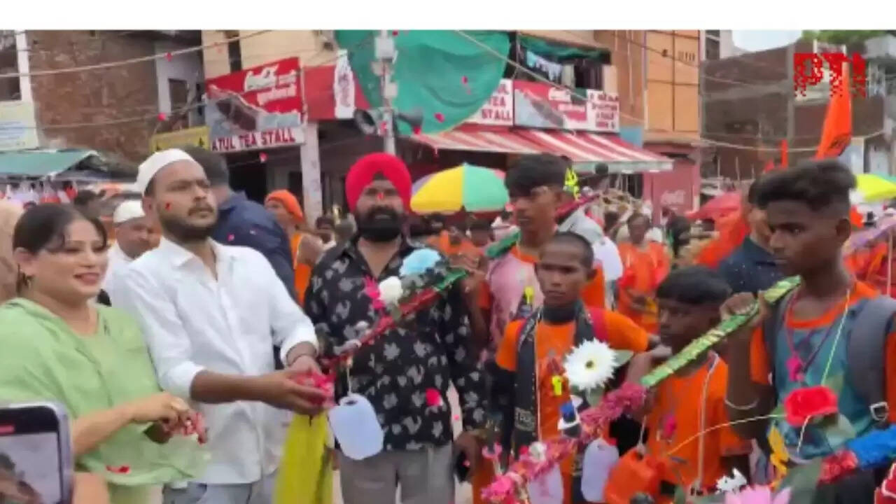 प्रयागराज में कांवरियों का स्वागत: धार्मिक एकता की मिसाल