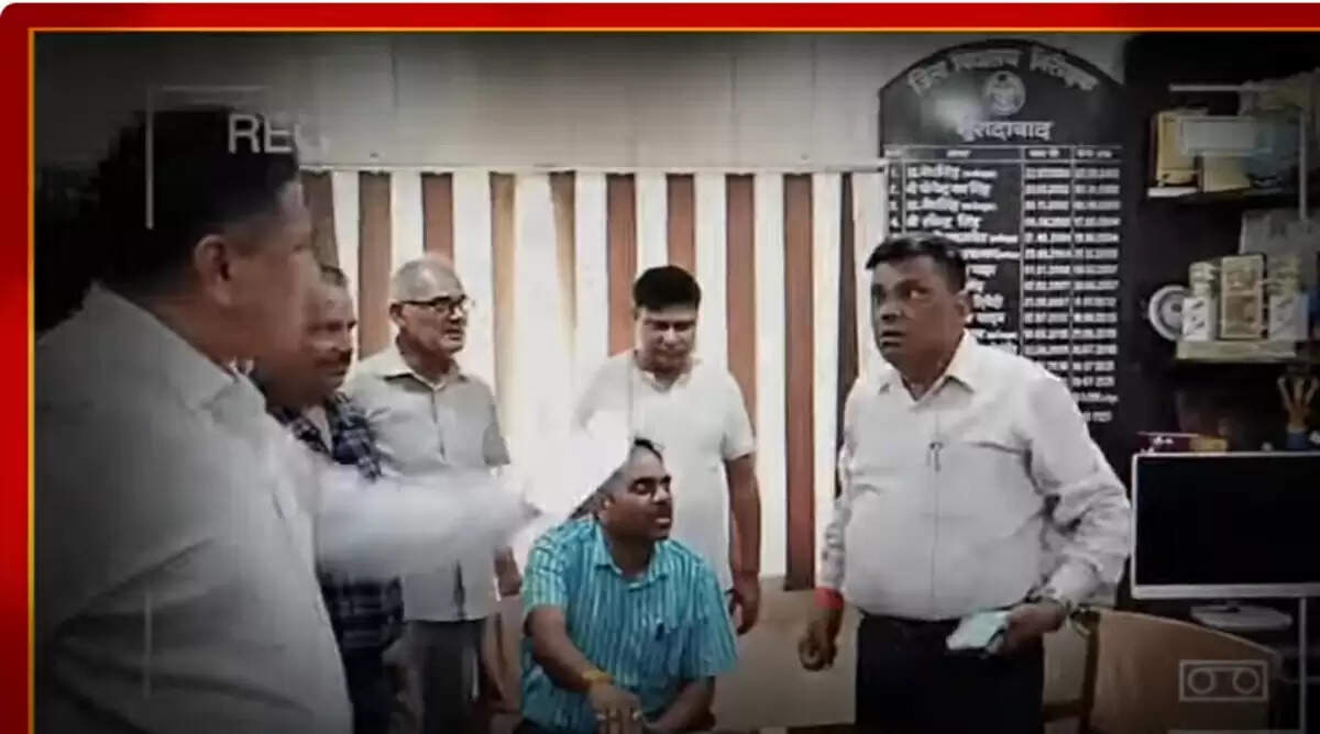 मुरादाबाद में शिक्षक और ऑडिटर के बीच विवाद, वीडियो हुआ वायरल