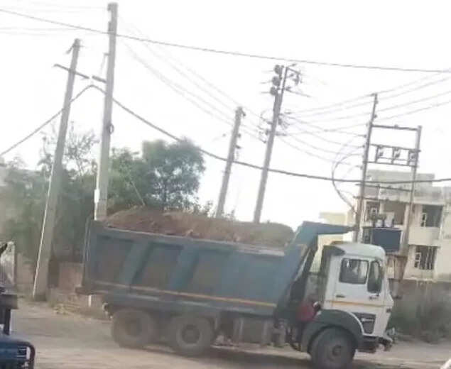 खांडा गांव में ओवरलोड डंपरों से ग्रामीणों की परेशानी
