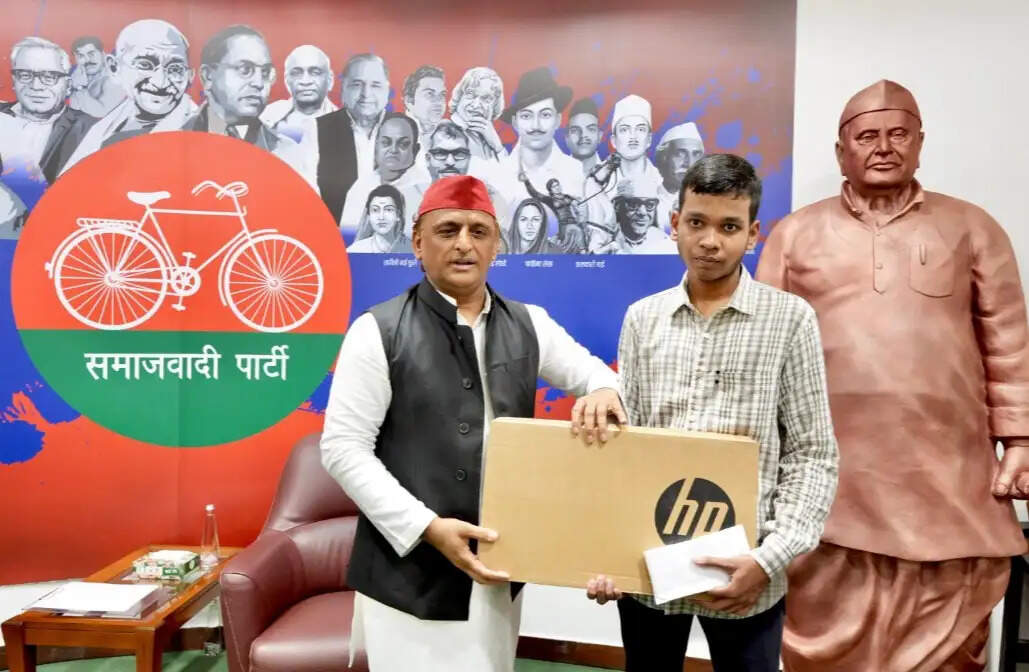 अखिलेश यादव ने मेधावी छात्रों को लैपटॉप देकर किया सम्मानित