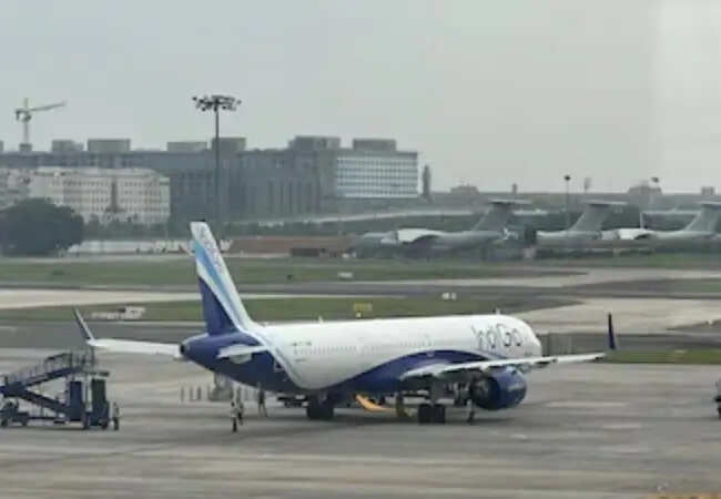 दिल्ली एयरपोर्ट पर इंडिगो फ्लाइट की इमरजेंसी लैंडिंग, बड़ा हादसा टला