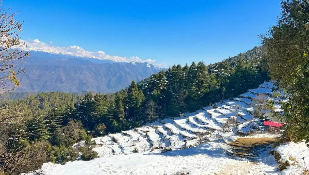 देहरादून के पास छिपे हिल स्टेशनों की खोज: बारिश में अद्भुत नज़ारे