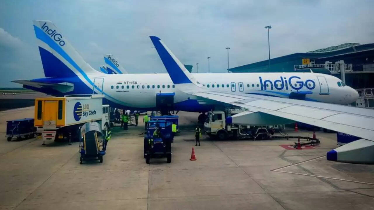 इंडिगो एयरलाइंस में अव्यवस्था: केंद्र ने किराए पर लगाई रोक