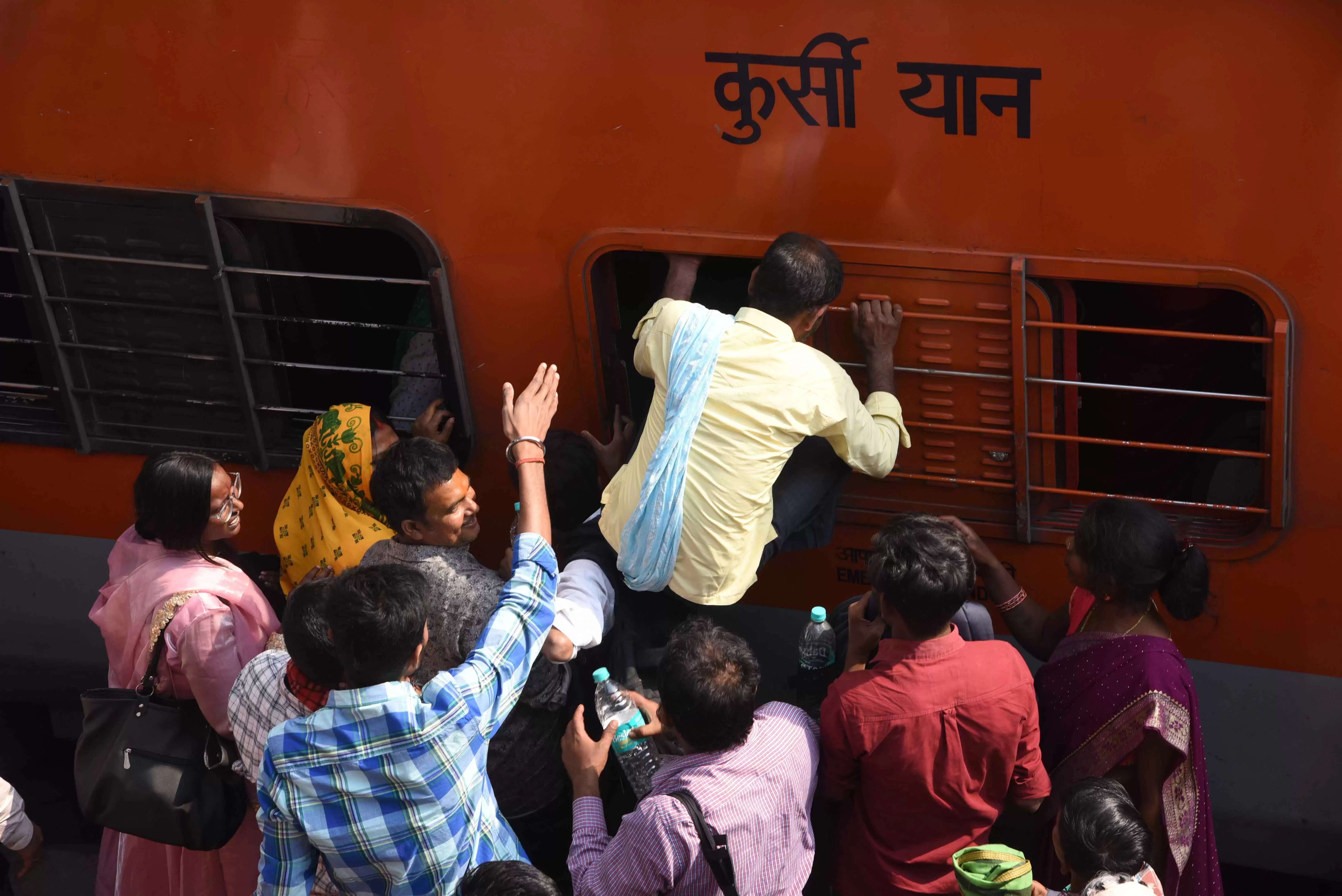 कई ट्रेनें रद्द होने से प्रयागराज में चल रहे महाकुंभ मेले में जाने के लिए यात्री आपातकालीन खिड़की से चढ़ने की कोशिश करते