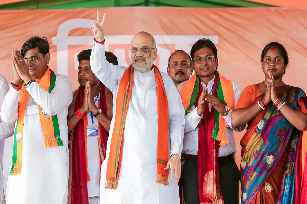 बंगाल चुनाव: अमित शाह की तस्वीर और ममता बनर्जी का चुनावी जश्न