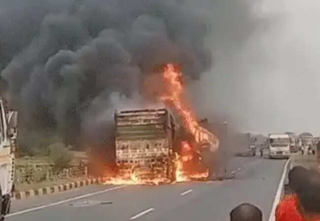 गोरखपुर में ट्रक और डंपर की भीषण टक्कर, दो की मौत