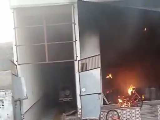 गैस सिलेंडर में विस्फोट से हड़कंप, दुकान मालिक का बेटा बाहर फेंकता रहा सिलेंडर