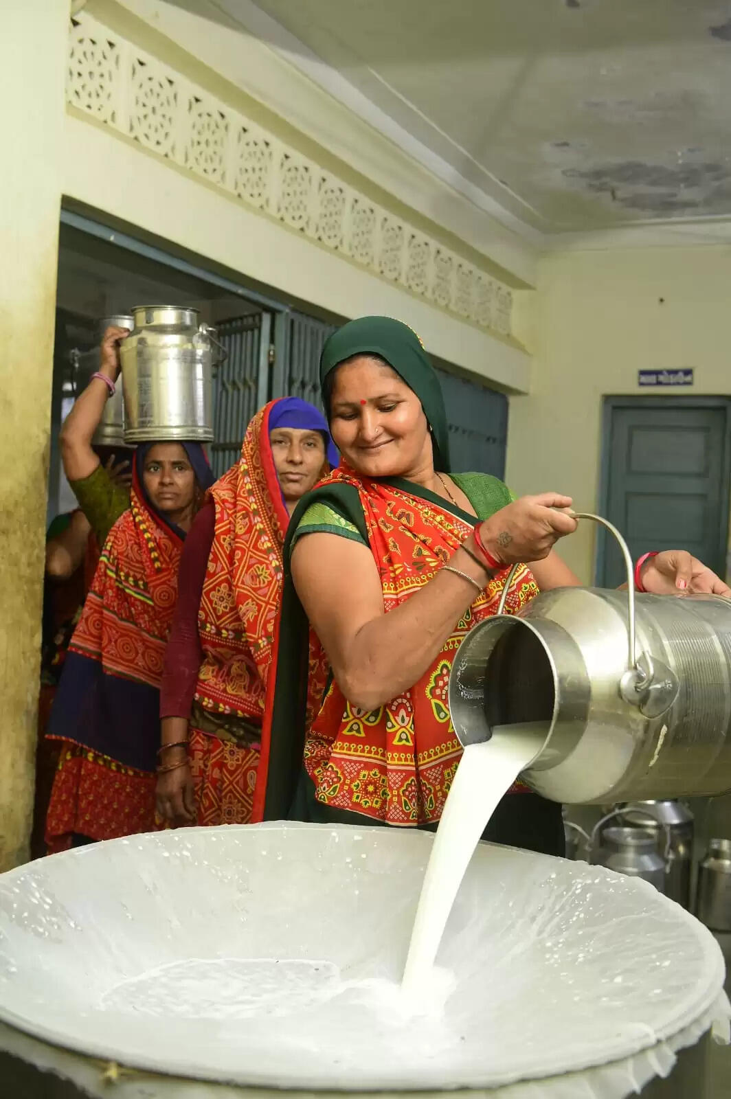 पशुपालन क्षेत्र में नारी शक्ति : गुजरात के डेयरी उद्योग के विकास में लाखों महिला पशुपालक दे रही हैं अभूतपूर्व योगदान