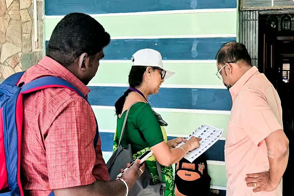 पश्चिम बंगाल में मतदाता सूची विवाद: सुप्रीम कोर्ट का चुनाव आयोग को निर्देश