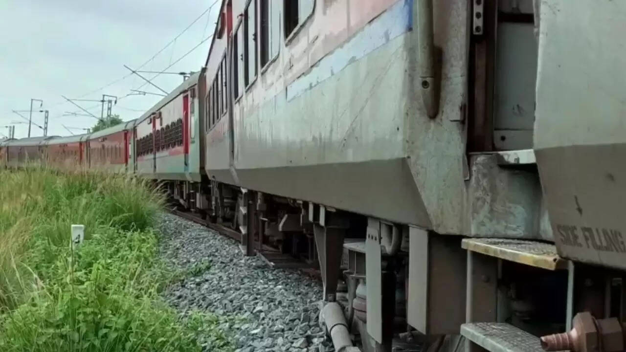 ओडिशा में बड़ा रेल हादसा टला: संबलपुर-शालीमार एक्सप्रेस की कोच पटरी से उतरी