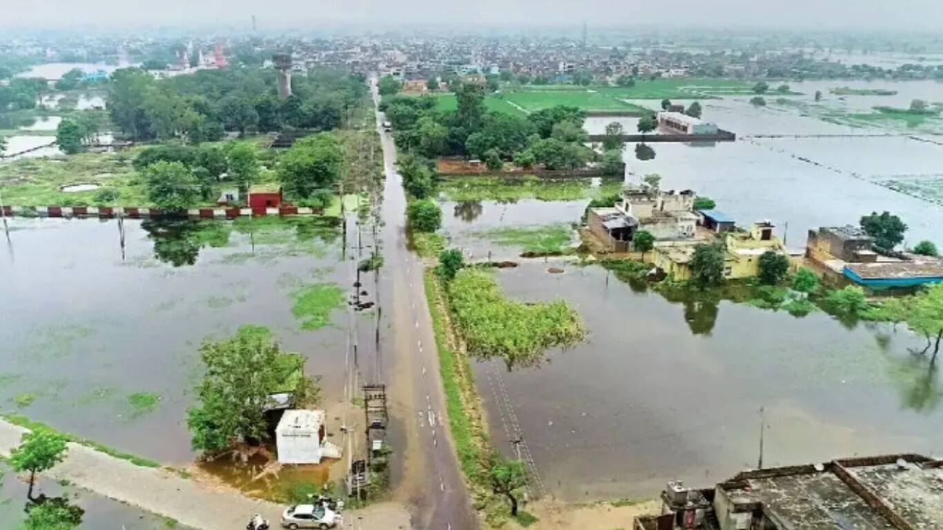 हिसार में बाढ़ की स्थिति: लगातार बारिश से बिगड़े हालात