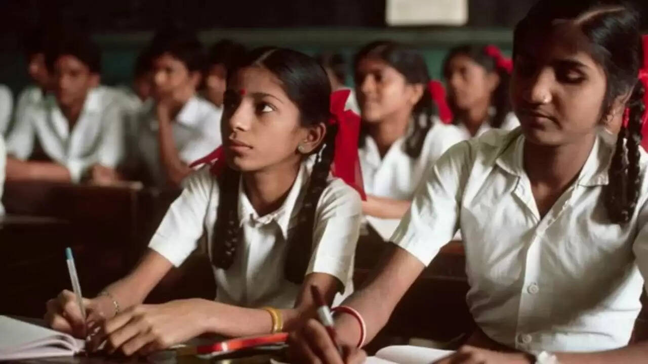 उत्तर प्रदेश में सरकारी स्कूलों के विलय पर सियासी विवाद