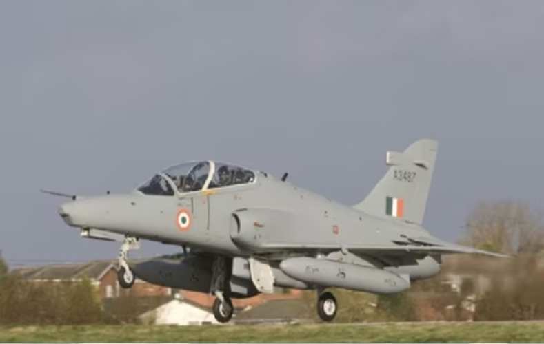 वायु सेना का हॉक ट्रेनर विमान पश्चिम बंगाल के कलाईकुंडा में दुर्घटनाग्रस्त, दोनों पायलट सुरक्षित