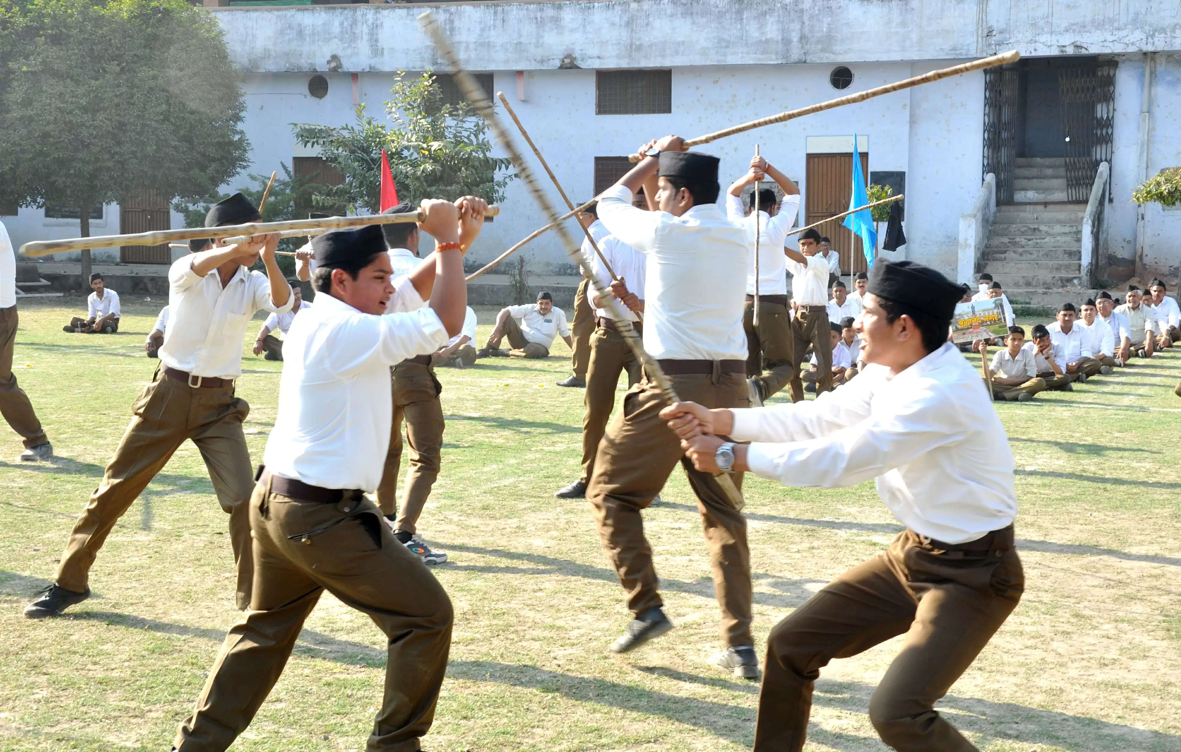 कानपुर में राष्ट्रीय स्वयंसेवक संघ के शारीरिक प्रधान कार्यक्रम में भाग लेते स्वयंसेवक का छायाचित्र