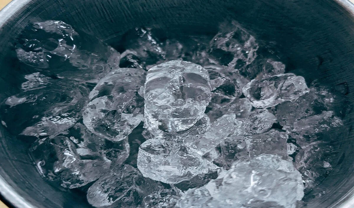 बर्फ के पानी से माइग्रेन के दर्द में राहत: जानें कैसे करें इस्तेमाल