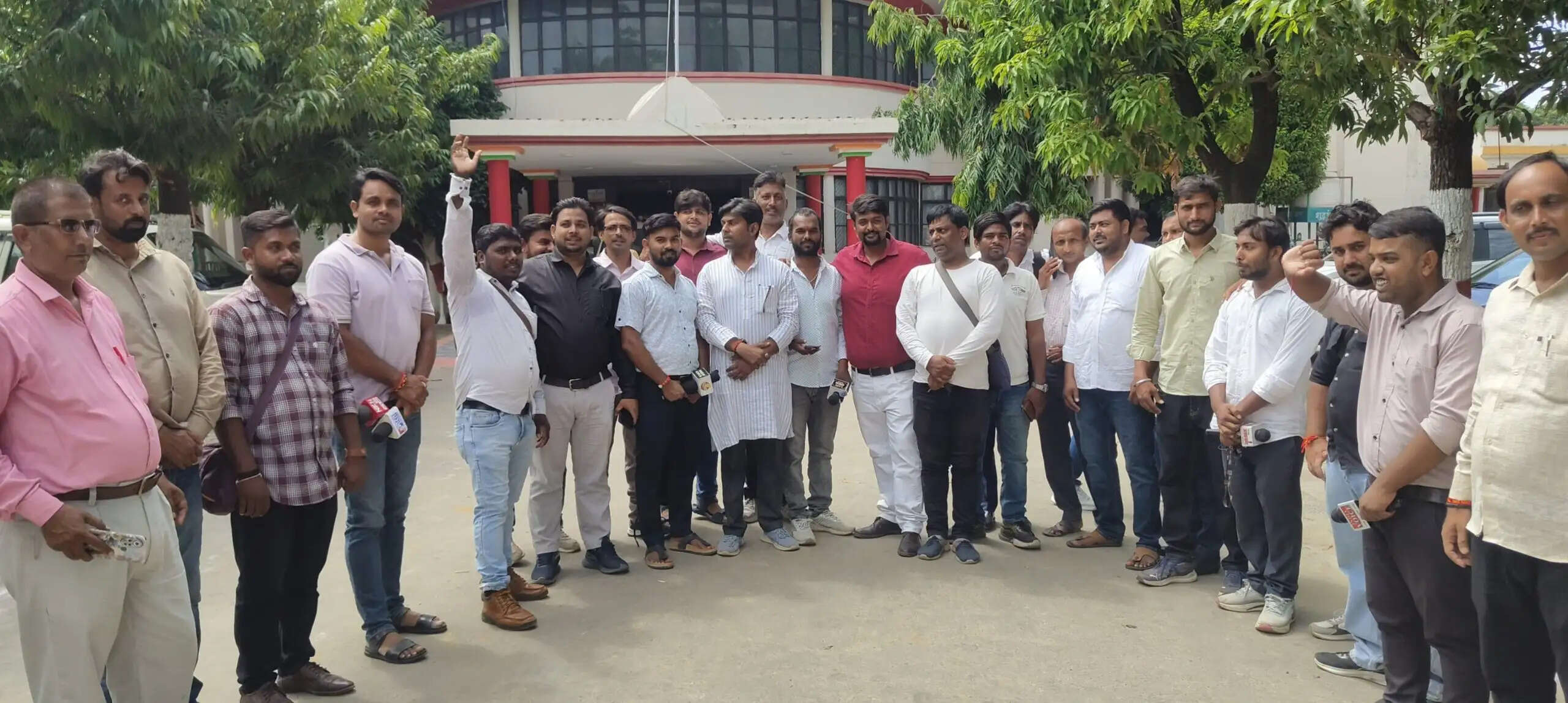 रेस्टोरेंट में स्टील का टुकड़ा मिलने पर पत्रकार पर हमले का मामला