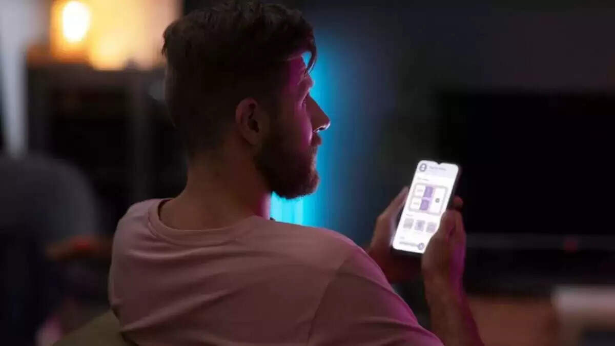 2050 में स्मार्टफोन की लत: क्या होगा हमारे शरीर और मानसिक स्वास्थ्य का?