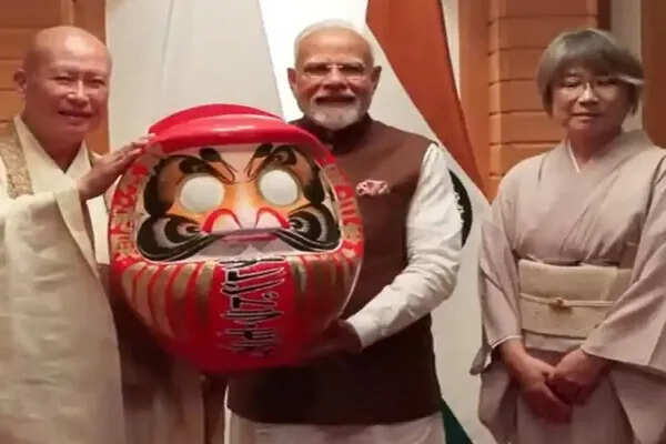 प्रधानमंत्री मोदी की जापान यात्रा में दारुमा गुड़िया की भेंट