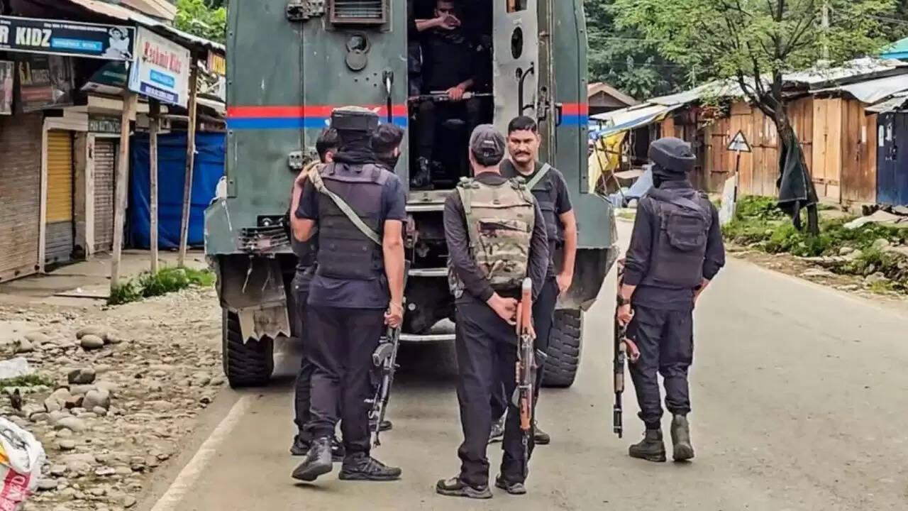 कुलगाम में आतंकवादियों के साथ मुठभेड़ में दो जवान शहीद