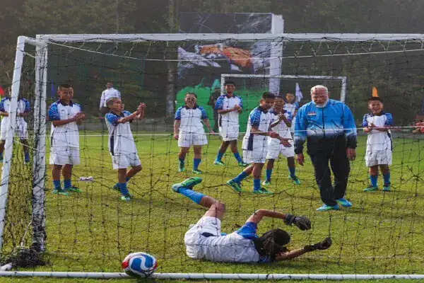 प्रधानमंत्री मोदी का गंगटोक दौरा: बच्चों के साथ फुटबॉल खेलकर मनाया खास पल