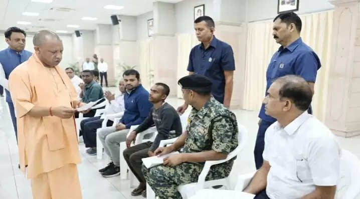 मुख्यमंत्री योगी आदित्यनाथ ने जनता दर्शन में समस्याओं का समाधान करने का दिया निर्देश