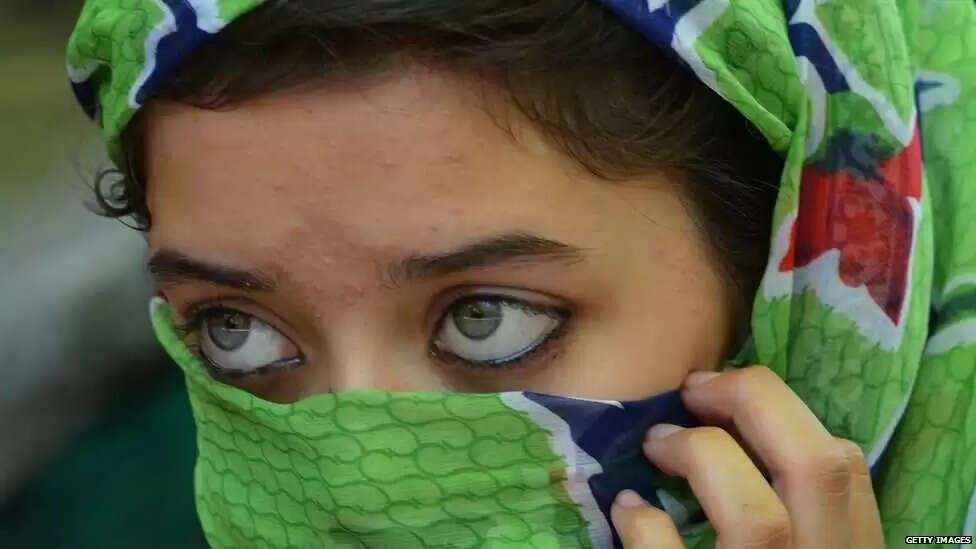 फेशियल हेयर की समस्या: फास्ट फूड और हार्मोनल असंतुलन का प्रभाव