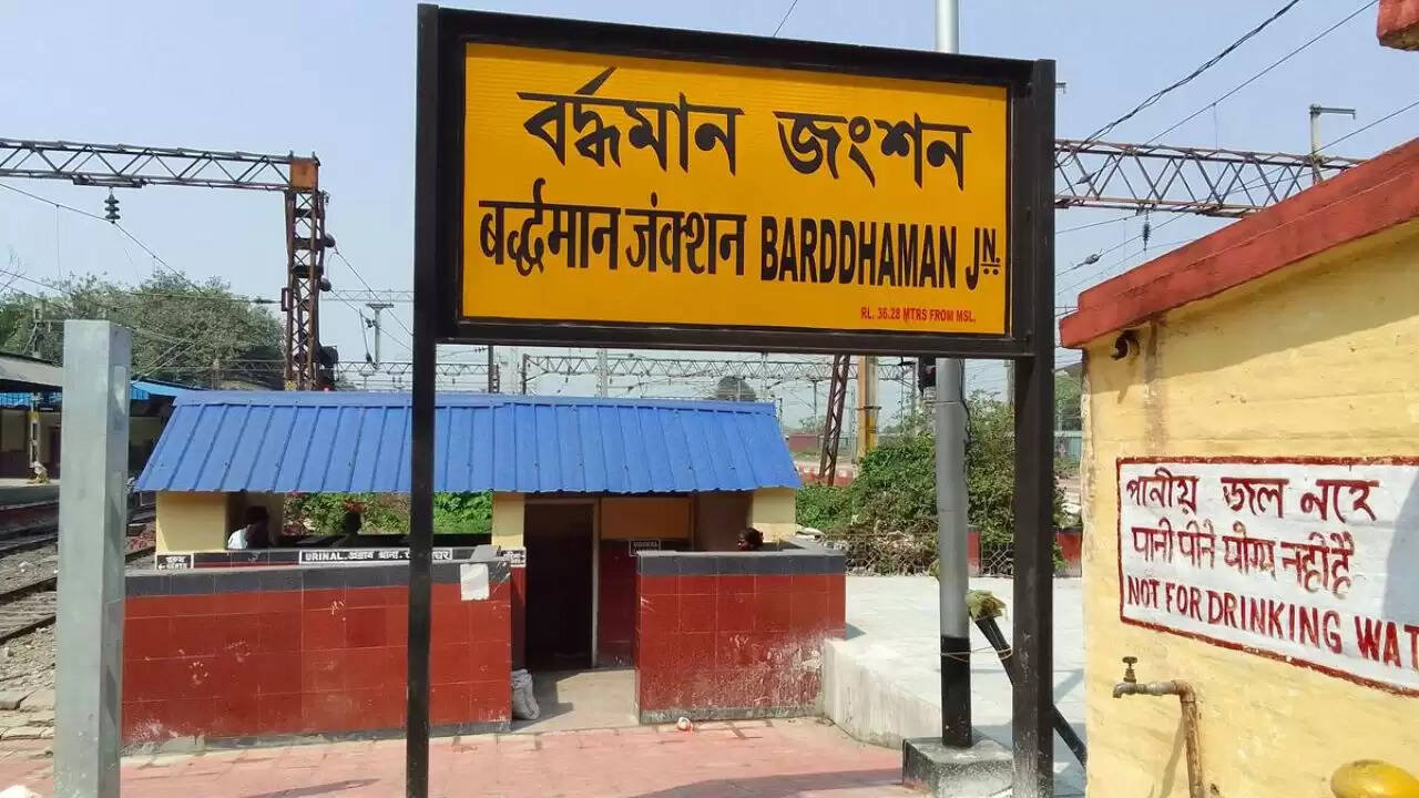 बर्धमान रेलवे स्टेशन पर भगदड़: तीन ट्रेनों के खड़े होने से मची अफरा-तफरी