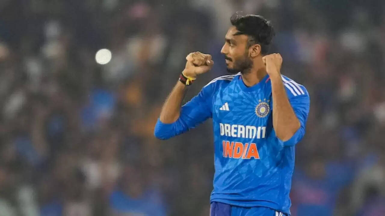 अक्षर पटेल की बीमारी से भारतीय टीम को बड़ा झटका, शाहबाज अहमद को मिली जगह