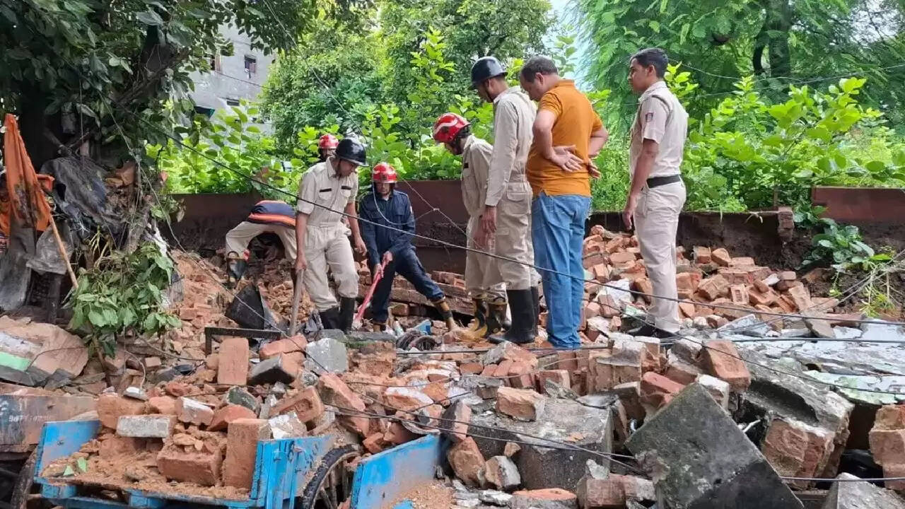 दिल्ली में हुमायूं के मकबरे के पास दरगाह की छत गिरने से मची अफरा-तफरी
