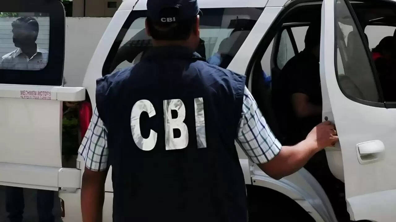 दिल्ली में CBI अफसर बनकर लूट करने वाले ठगों का पर्दाफाश