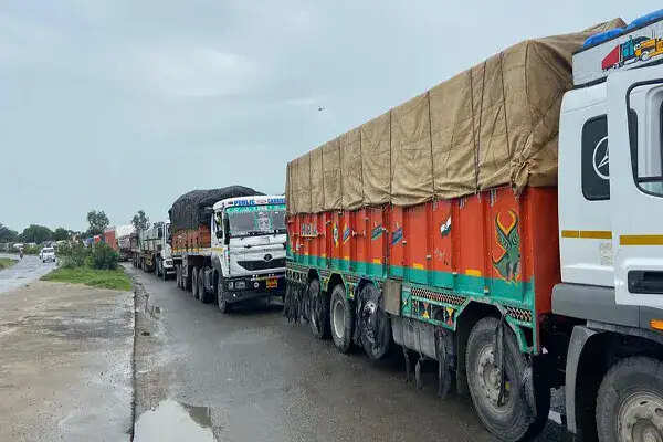 केंद्रीय मंत्रालय ने नेशनल हाईवे पर ओवरलोड वाहनों के लिए नए शुल्क नियम लागू किए