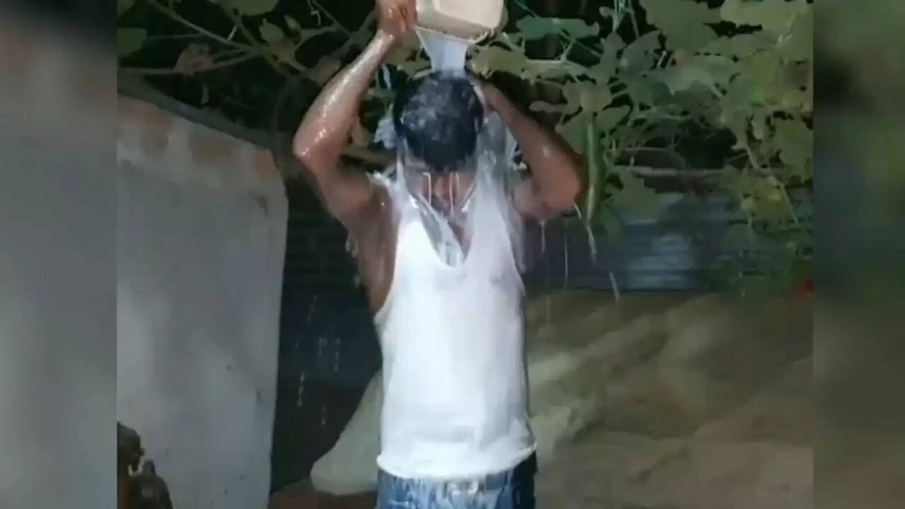 असम के माणिक अली ने तलाक के बाद दूध से नहाकर मनाया जश्न