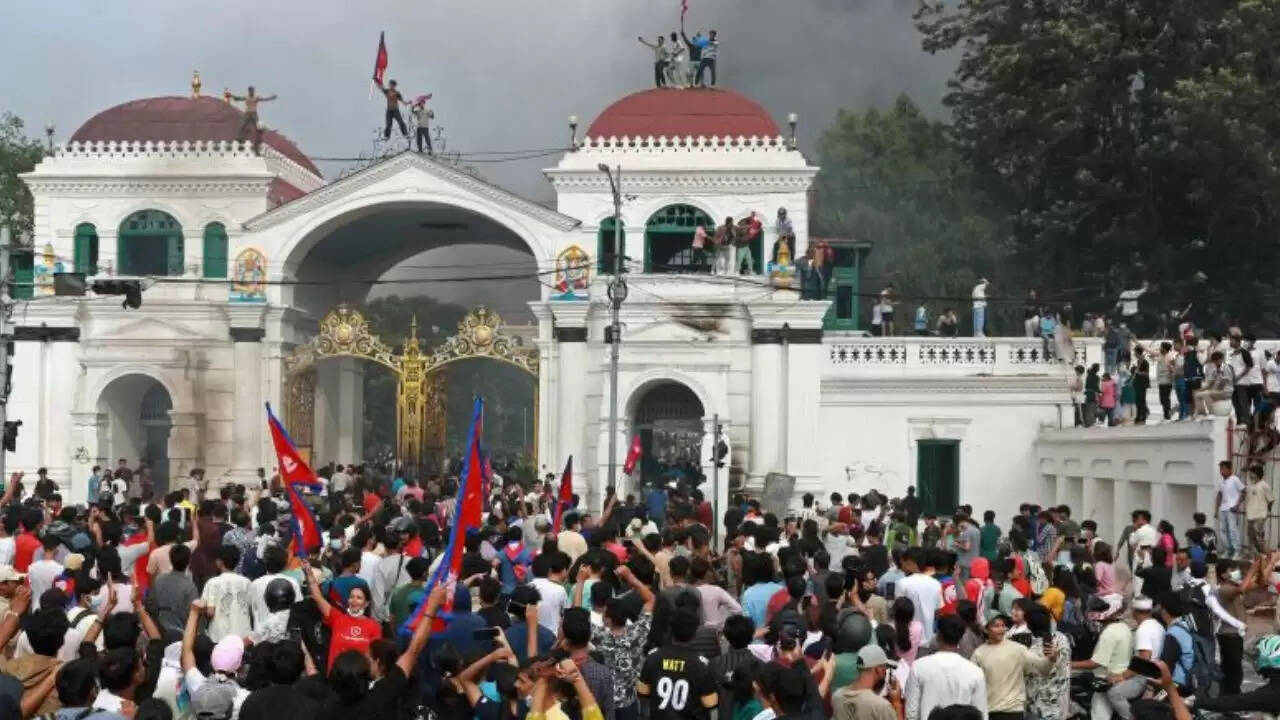 नेपाल में सोशल मीडिया बैन के खिलाफ उभरा जनाक्रोश: जानें इसके पीछे की असली वजह