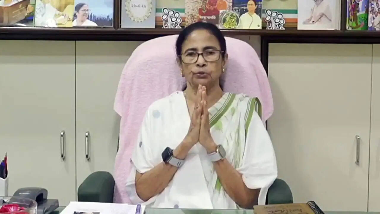 ममता बनर्जी ने टीएमसी में फूट को भरने के लिए बागी विधायकों को बुलाया