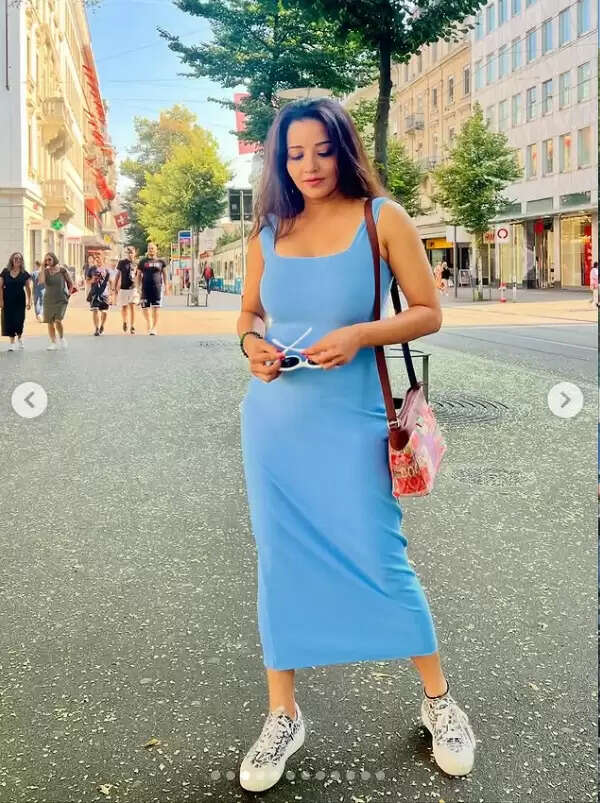 मोनालिसा का नया बोल्ड फोटोशूट: नीले वन-पीस में फैन्स का दिल जीता