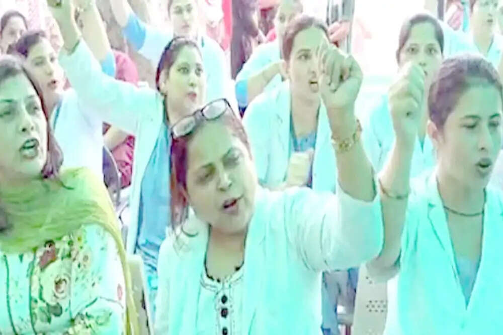 करनाल में नर्सों की हड़ताल: रेणु भटिया की बर्खास्तगी की मांग