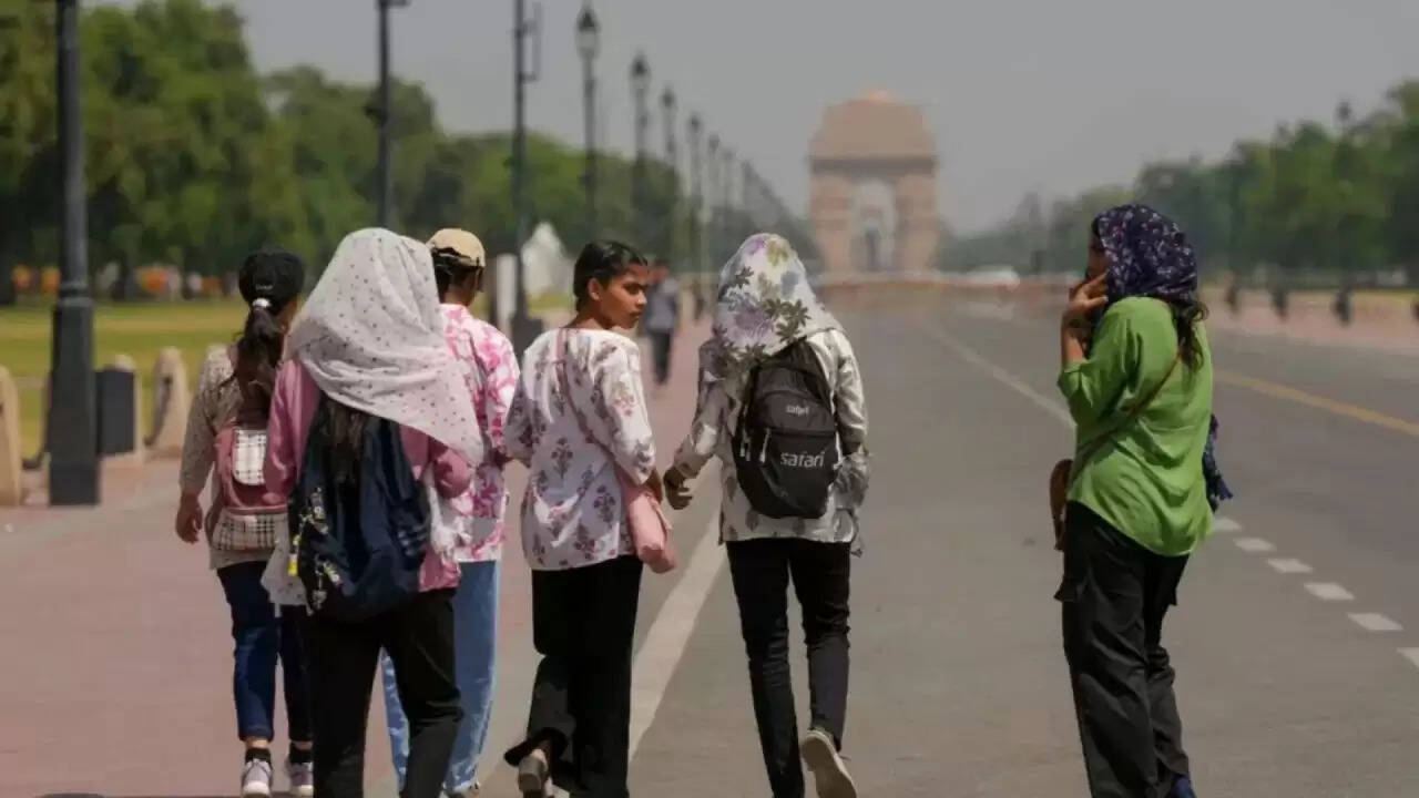 दिल्ली की गर्मी से बेहाल: क्या है राहत की उम्मीद?