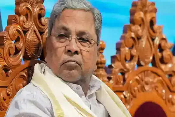 कर्नाटक के मुख्यमंत्री सिद्दारमैया ने दिया इस्तीफा, डीके शिवकुमार होंगे अगला मुख्यमंत्री