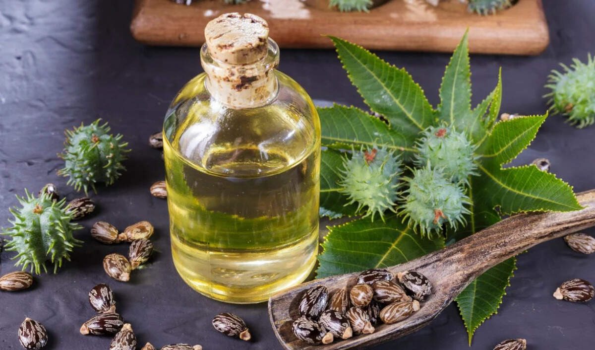 सर्दियों में स्किन की देखभाल के लिए कैस्टर ऑयल के फायदे