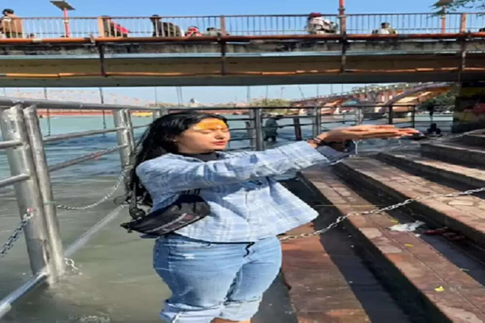 खुशबू पाटनी का हरिद्वार दौरा: गंगा स्नान और स्थानीय बाजार की सैर