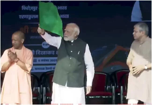 पीएम मोदी ने चार नई वंदे भारत ट्रेनों का उद्घाटन किया