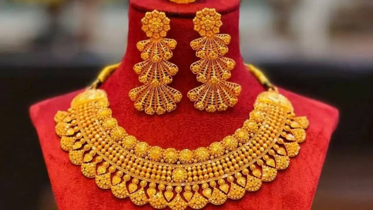 भारत में सोने और चांदी की कीमतों में गिरावट: जानें ताजा रेट