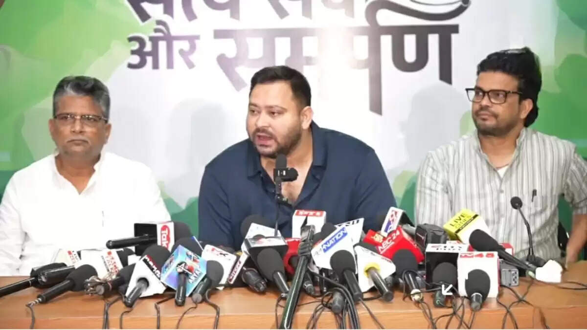 तेजस्वी यादव का नाम मतदाता सूची से गायब, चुनाव आयोग पर उठाए सवाल