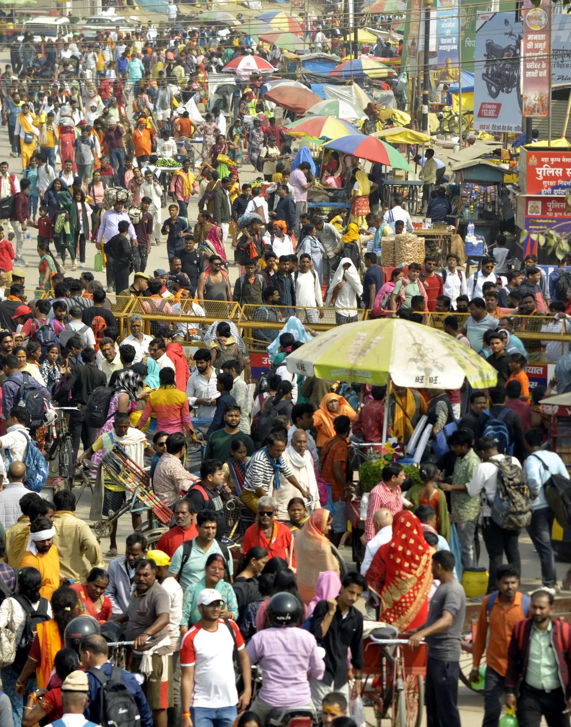 महाकुम्भ में संगम स्नान के लिये उमड़ा श्रद्वालुओं का रेला, श्रद्वालुओं के अवागमन से पटी सड़के